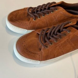 OLD NAVY size 6 boys shoes